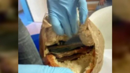 Un sofer roman a fost prins in Germania cu 33.000 de euro ascunsi in doua paini - FOTO Un sofer roman a fost prins in Germania cu 33.000 de euro ascunsi in doua paini - FOTO