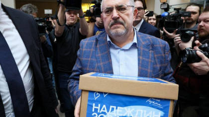 Singurul opozant al lui Putin in alegeri si-a depus semnaturile pentru candidatura. Sute de rusi au stat la coada pentru a-l sprijini
Singurul opozant al lui Putin in alegeri si-a depus semnaturile pentru candidatura. Sute de rusi au stat la coada pentru a-l sprijini