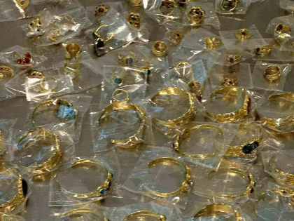 Indian, prins la Aeroport cu peste 400 de bijuterii din aur, ascunse in bagaj. Acesta intentiona sa le vanda in Moldova Indian, prins la Aeroport cu peste 400 de bijuterii din aur, ascunse in bagaj. Acesta intentiona sa le vanda in Moldova