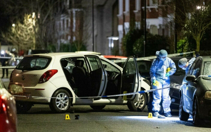 Un barbat a aruncat cu acid pe o mama cu copii mici si pe cei care au incercat sa il opreasca. Agresorul este in libertate