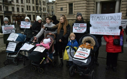 Ucrainencele protesteaza in mai multe orase si cer demobilizarea sotilor de pe front. „Barbatii ar trebui sa aiba drepturi”
