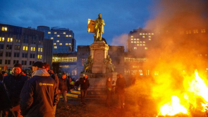 Bruxelles e sub asediu. Fermierii au aprins focuri, dau cu petarde si au blocat bulevardele inainte de summitul Consiliului European - GALERIE FOTO Bruxelles e sub asediu. Fermierii au aprins focuri, dau cu petarde si au blocat bulevardele inainte de summitul Consiliului European - GALERIE FOTO