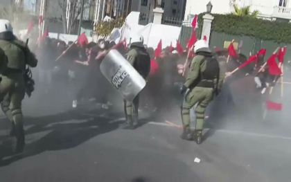 Lupte de strada cu fortele de ordine, la Atena. Mii de tineri studenti au participat la un protest care s-a lasat cu violente
