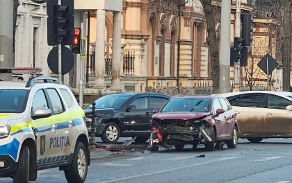 Dimineata cu ghinion pentru doi soferi. S-au ciocnit violent intr-o intersectie din capitala. Imagini de la locul accidentului - FOTO