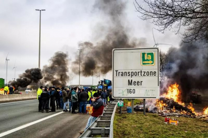 Fermierii belgieni asediaza un urias port la Marea Nordului si blocheaza punctele de trecere a frontierei cu Olanda - VIDEO