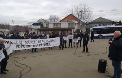 Protest la Bubuieci. Locuitorii, nemultumiti de anularea alegerilor unde a castigat primarul Leonid Umanet, de la MAN - FOTO Protest la Bubuieci. Locuitorii, nemultumiti de anularea alegerilor unde a castigat primarul Leonid Umanet, de la MAN - FOTO