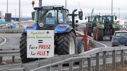 Fermierii germani au blocat cu tractoarele accesul la aeroportul din Frankfurt
