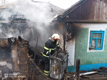 Incendiu la Sangerei. Un barbat, transportat la spital, dupa ce locuinta sa a luat foc in urma unei explozii a buteliei de gaz