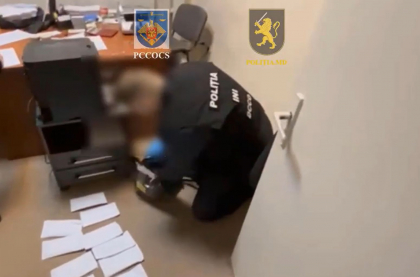 Functionara primariei Orhei si curierul, retinuti dupa o captura totala de peste 800 mii de lei - plasati in arest pentru 30 de zile Functionara primariei Orhei si curierul, retinuti dupa o captura totala de peste 800 mii de lei - plasati in arest pentru 30 de zile