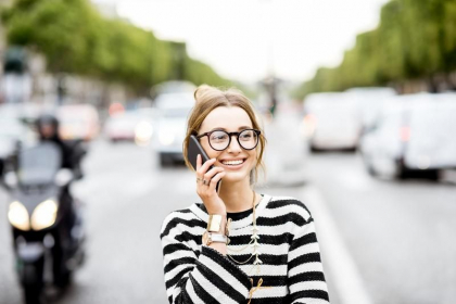 Locuitorii unei comune franceze au votat pentru interzicerea folosirii telefoanelor smart pe strada Locuitorii unei comune franceze au votat pentru interzicerea folosirii telefoanelor smart pe strada