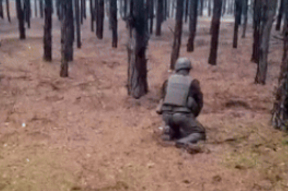 Un soldat rus prezinta metoda de deminare cu parul. „Ori e foarte curajos, ori l-a suparat pe sergent cu ceva de dimineata” - VIDEO Un soldat rus prezinta metoda de deminare cu parul. „Ori e foarte curajos, ori l-a suparat pe sergent cu ceva de dimineata” - VIDEO