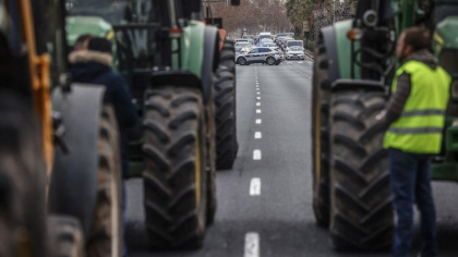 Europa fierbe. Fermierii au venit cu tractoare la Parlamentul European de la Strasbourg. Autostrazi blocate in Spania, Belgia si Olanda - FOTO