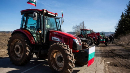 Fermierii bulgari au varsat laptele din cisterne la vama si au blocat din nou granita cu Romania - FOTO