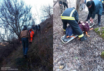 Un barbat de 77 de ani - gasit si scos dintr-o surpatura, dupa ce a disparut de acasa cu trei zile in urma. IGSU: „A fost transportat la spital”- FOTO Un barbat de 77 de ani - gasit si scos dintr-o surpatura, dupa ce a disparut de acasa cu trei zile in urma. IGSU: „A fost transportat la spital”- FOTO