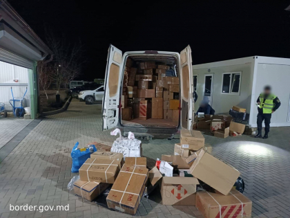 Marfuri de un milion de lei, aduse ilegal din Ucraina, gasite intr-un microbuz, la Stefan-Voda - GALERIE FOTO Marfuri de un milion de lei, aduse ilegal din Ucraina, gasite intr-un microbuz, la Stefan-Voda - GALERIE FOTO