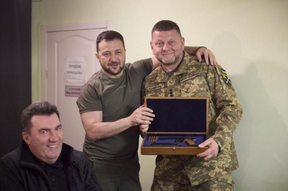 Zelenski il schimba pe Zalujnii din functia de sef al Fortelor Armate, dar i-a propus „sa ramana in echipa”. Decretul schimbarii din functie ar urma sa vina in seara aceasta - FOTO Zelenski il schimba pe Zalujnii din functia de sef al Fortelor Armate, dar i-a propus „sa ramana in echipa”. Decretul schimbarii din functie ar urma sa vina in seara aceasta - FOTO