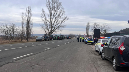 Agricultorii din unele raioane ale tarii au iesit din nou la protest. Mai multe tractoare - surprinse pe strada, la Leuseni - FOTO Agricultorii din unele raioane ale tarii au iesit din nou la protest. Mai multe tractoare - surprinse pe strada, la Leuseni - FOTO