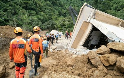 „Miracol” in Filipine. O fetita de trei ani si un bebelus de doua luni, salvati la 60 de ore dupa o alunecare de teren
