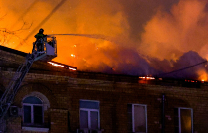 Incendiu de proportii in Moscova. 400 de oameni au fost evacuati de urgenta dintr-o cladire cu sase etaje cuprinsa de flacari - VIDEO