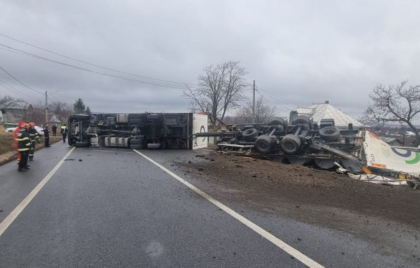 Atentie la carosabilul umed: un sofer de TIR din Moldova s-a rasturnat pe o sosea din Romania - FOTO