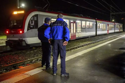 Un imigrant iranian inarmat cu un topor a luat 15 ostatici intr-un tren din Elvetia. Politia a intervenit in forta dupa 4 ore - VIDEO