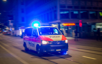 Autorul luarii de ostatici intr-un tren in vestul Elvetiei a fost ucis in asaltul politiei
Autorul luarii de ostatici intr-un tren in vestul Elvetiei a fost ucis in asaltul politiei