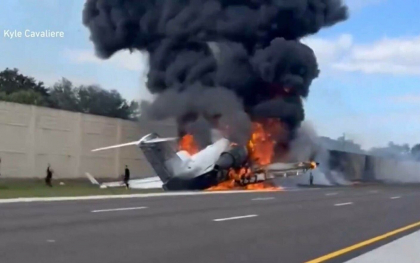 Doua persoane au murit, dupa ce un avion privat s-a prabusit pe o autostrada din Florida. „A pierdut ambele motoare” - VIDEO Doua persoane au murit, dupa ce un avion privat s-a prabusit pe o autostrada din Florida. „A pierdut ambele motoare” - VIDEO