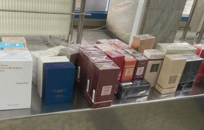 Parfumuri si articole vestimentare nedeclarate, gasite de vamesi intr-un microbuz care venea din Turcia, la vama Leuseni. Unde au fost ascunse - GALERIE FOTO Parfumuri si articole vestimentare nedeclarate, gasite de vamesi intr-un microbuz care venea din Turcia, la vama Leuseni. Unde au fost ascunse - GALERIE FOTO