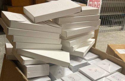 Colete cu „surpriza”. Ceasuri inteligente si casti fara fir contrafacute, depistate de vamesi la Posta - GALERIE FOTO