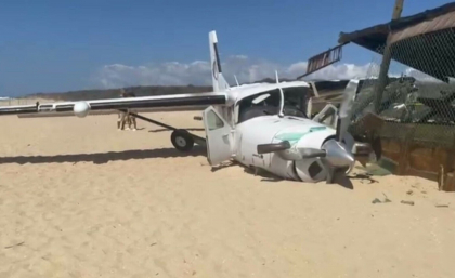 Un barbat a murit pe o plaja din Mexic dupa ce un avion care transporta parasutisti s-a prabusit peste el - VIDEO