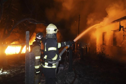 Ucraina: Lacrimi si furie la inmormantarea unei famili ucise de un atac rusesc. Trei copii arsi de vii
