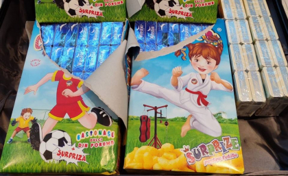 Mai multe cutii „surpriza”, depistate de vameși în bagajul unei moldovence. Despre ce este vorba - FOTO