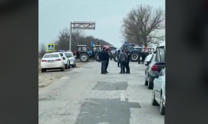 Fermierii au blocat si traseul national Cahul - Cantemir. Imagini de la protest - VIDEO Fermierii au blocat si traseul national Cahul - Cantemir. Imagini de la protest - VIDEO