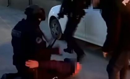 Trei barbati din Causeni, retinuti in flagrant si plasati in arest pentru 30 de zile, dupa ce au santajat un tanar sa le dea bani - VIDEO Trei barbati din Causeni, retinuti in flagrant si plasati in arest pentru 30 de zile, dupa ce au santajat un tanar sa le dea bani - VIDEO