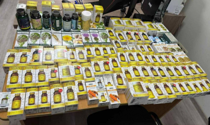 Suplimente alimentare in cantitati comerciale, nedeclarate vamesilor - gasite intr-un autocar care venea din Italia, la vama Leuseni - FOTO Suplimente alimentare in cantitati comerciale, nedeclarate vamesilor - gasite intr-un autocar care venea din Italia, la vama Leuseni - FOTO