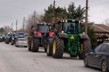 Fermierii continua protestul: Ar putea bloca din nou drumul spre vama Leuseni 