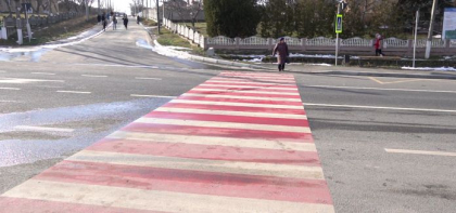 La un pas de tragedie. Trei tineri din Falesti, cat pe ce sa fie spulberati in timp ce traversau strada - VIDEO La un pas de tragedie. Trei tineri din Falesti, cat pe ce sa fie spulberati in timp ce traversau strada - VIDEO