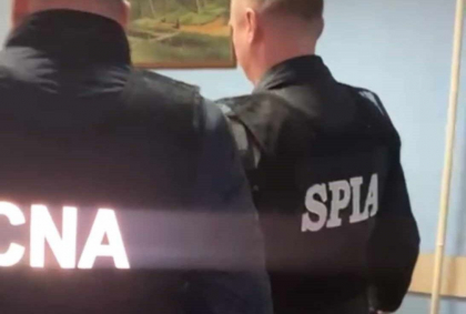 Un barbat din capitala, retinut de CNA si SPIA, dupa ce i-a propus mita unui politist ca sa scape de dosar pentru violenta in familie
