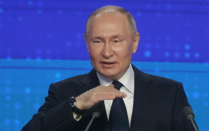 Vladimir Putin se lauda ca Rusia e pe cale sa creeze vaccinuri impotriva cancerului
Vladimir Putin se lauda ca Rusia e pe cale sa creeze vaccinuri impotriva cancerului