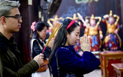 „Ma rog deja de cinci ani aici”. De Ziua Indragostitilor, tinerii singuri din Vietnam se roaga pentru a-si gasi jumatatea - FOTO
„Ma rog deja de cinci ani aici”. De Ziua Indragostitilor, tinerii singuri din Vietnam se roaga pentru a-si gasi jumatatea - FOTO