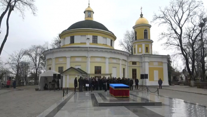 Funeraliile dirijorului Mihai Amihalachioaie. Sicriul acestuia - adus la Cimitirul Central din Chisinau: „Drum lin, maestre” - VIDEO
Funeraliile dirijorului Mihai Amihalachioaie. Sicriul acestuia - adus la Cimitirul Central din Chisinau: „Drum lin, maestre” - VIDEO