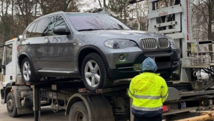 Un BMW, anuntat in cautare, a fost sechestrat de CNA intr-un dosar de escrocherie si spalare de bani Un BMW, anuntat in cautare, a fost sechestrat de CNA intr-un dosar de escrocherie si spalare de bani