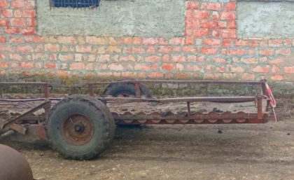Tragedie la Edinet: un barbat a murit, dupa ce a fost calcat de remorca unui tractor condus de un sofer baut - FOTO Tragedie la Edinet: un barbat a murit, dupa ce a fost calcat de remorca unui tractor condus de un sofer baut - FOTO