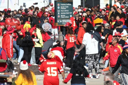 Atac armat in timpul paradei echipei Kansas City Chiefs, castigatoarea Super Bowl. Cel putin un mort si 21 de raniti - VIDEO Atac armat in timpul paradei echipei Kansas City Chiefs, castigatoarea Super Bowl. Cel putin un mort si 21 de raniti - VIDEO