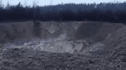 Rusia si Ucraina s-au bombardat reciproc. Crater gigantic provocat de o racheta ruseasca cazuta langa Kiev Rusia si Ucraina s-au bombardat reciproc. Crater gigantic provocat de o racheta ruseasca cazuta langa Kiev
