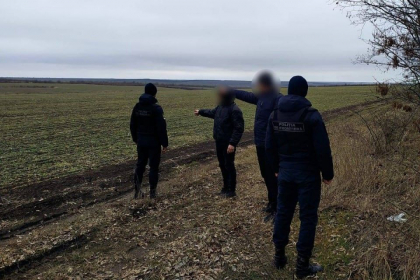 Opt ucraineni, prinsi cum traversau ilegal granita. Au platit cate 3000 de dolari pentru a ajunge in Moldova Opt ucraineni, prinsi cum traversau ilegal granita. Au platit cate 3000 de dolari pentru a ajunge in Moldova