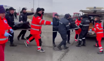 Barbatul care a solicitat ajutor medical - dus de politisti si medici pana la ambulanta care sta blocata la aproape un km de punctul de trecere a frontierei. Politia a pornit un dosar penal - VIDEO Barbatul care a solicitat ajutor medical - dus de politisti si medici pana la ambulanta care sta blocata la aproape un km de punctul de trecere a frontierei. Politia a pornit un dosar penal - VIDEO