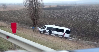 Un microbuz - ramas blocat pe acostament in timp ce soferul a incercat sa ocoleasca portiunea de drum blocata de tehnica agricola - FOTO
