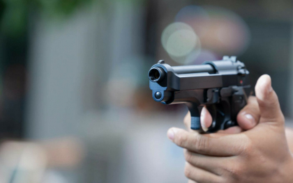 Un barbat din Iran si-a impuscat mortal 12 rude. Printre victime se numara tatal si fratele ucigasului, dar si mai multi copii
Un barbat din Iran si-a impuscat mortal 12 rude. Printre victime se numara tatal si fratele ucigasului, dar si mai multi copii