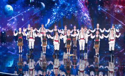 Copiii din ansamblul „Voiniceasca” din Republica Moldova au facut furori pe scena de la Romanii au Talent. Momentul lor spectaculos de dans a ridicat o sala in picioare - VIDEO Copiii din ansamblul „Voiniceasca” din Republica Moldova au facut furori pe scena de la Romanii au Talent. Momentul lor spectaculos de dans a ridicat o sala in picioare - VIDEO